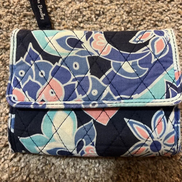Vera Bradley Wallet Lotus Flower Swirl Trifold‎ Cardholder Wristlet Quilted Y2K - Picture 2 of 9